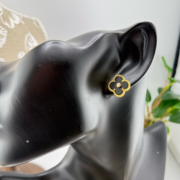 Lucky Alhambra Black Clover Stud Earrings with Logo – Elegant Everyday L… - Picture 9 of 11